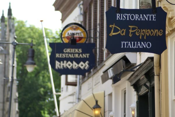 Uithangborden Italiaans & Grieks caf&eacute;, Kerkstraat, Den Bosch.