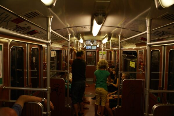 U-Bahn trein interieur.