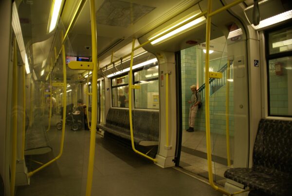 U-Bahn trein interieur.
