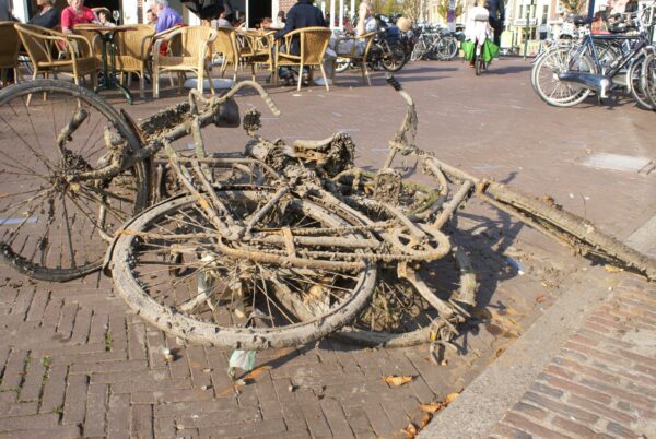 Fietsen uit gracht, Beestenmarkt Leiden.