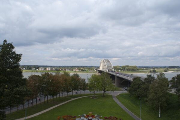 Uitzicht op de Waal en Waalbrug vanaf Valkhof.