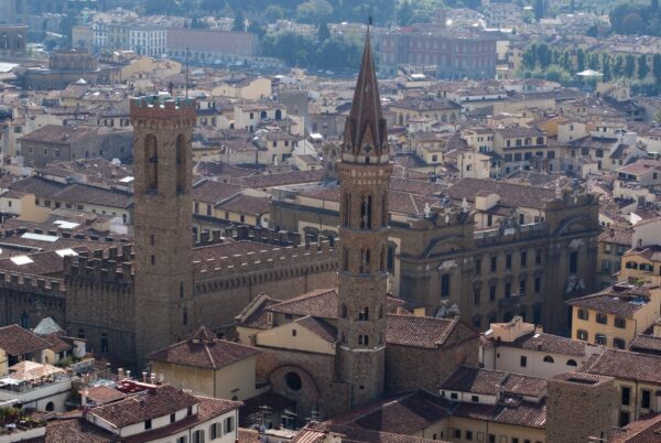 Uitzicht Florence vanaf Giotto's klokkentoren, met Palazzo del Bargello en Bad&igrave;a Fiorentina.
