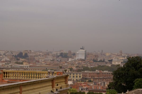 Rome met Monument Victor Emanuel II in steigers.