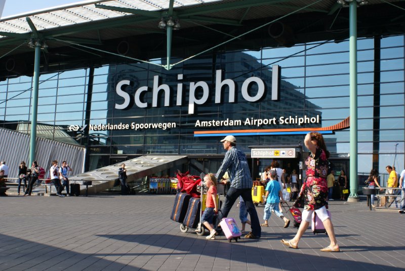 Vakantiegeluk op Schiphol Plaza.