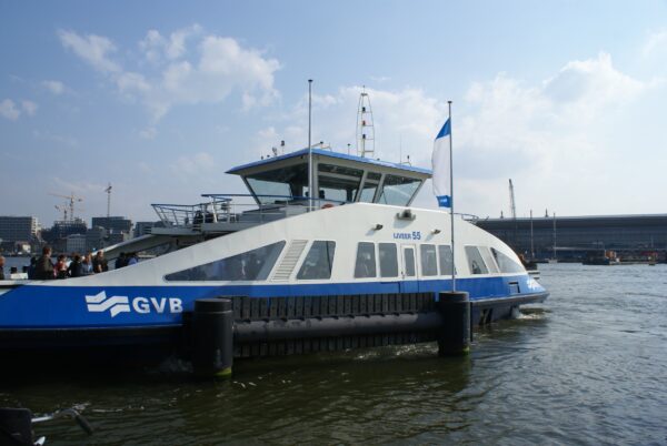 Vrachtschip met veer over IJ naar Centraal.