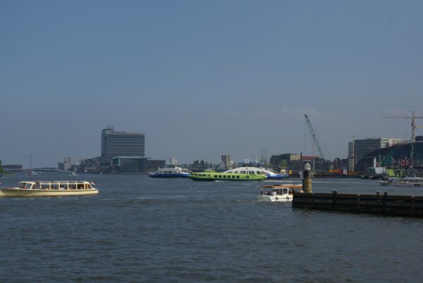 Fast Flying Ferry op het IJ met GVB-ponten.