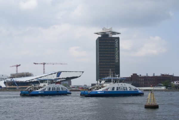 GVB veerponten over het IJ, Shell gebouw op de achtergrond.
