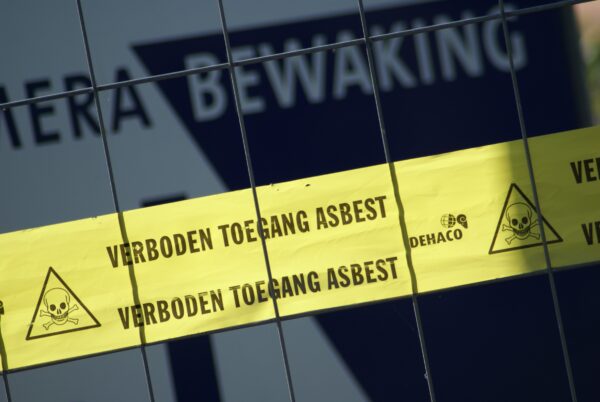 Verboden toegang - Asbest aanwezig.