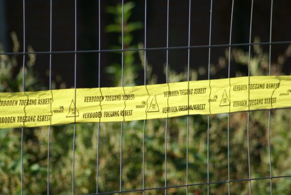 Verboden toegang - Gevaar: Asbest.