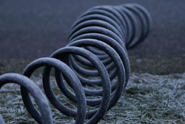 Verloren draad tussen vrachtwagens, winterse omstandigheden.