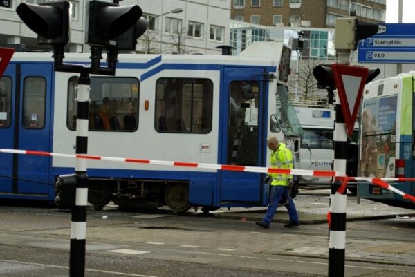 Tram wordt met pomp en sleepkabel terug op het spoor getrokken.