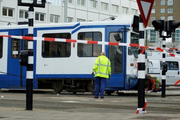 Tram wordt met pomp en sleepkabel terug op het spoor getrokken.