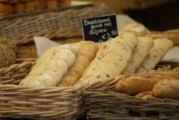 Vers olijfbrood in marktkraam Den Bosch.