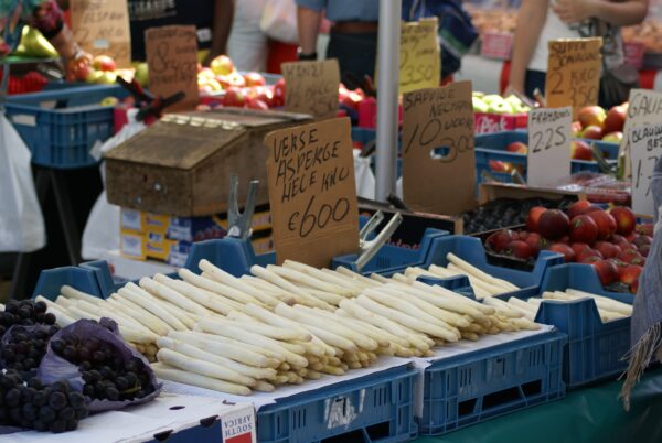 Verse asperges op marktkraam in 's-Hertogenbosch.