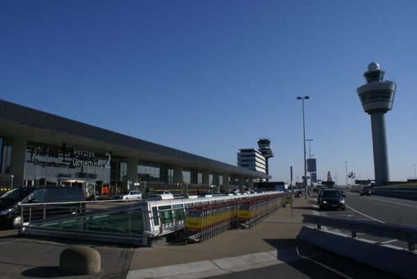 Vertrekhal 2 en verkeerstoren Schiphol.