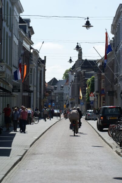 Fietsers Verwersstraat Den Bosch, Nederlandse vlag.