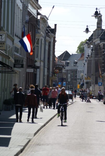 Fietser in Den Bosch, Nederlandse vlag.