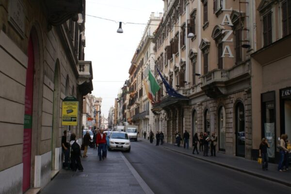 Via Condotti, Rome - luxe winkels.