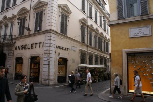 Via Condotti, Rome: luxe winkels.