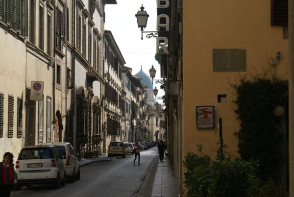 Via degli Alfani in Florence met synagoge.