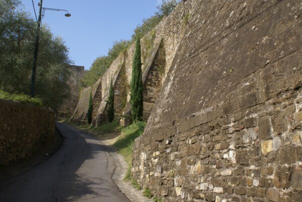 Steile klim naar gesloten Forte Belvedere met uitzicht.