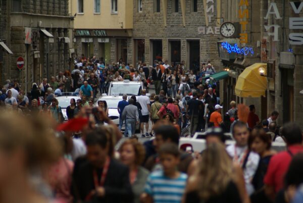 Via Por Santa Maria in Florence, druk met toeristen.