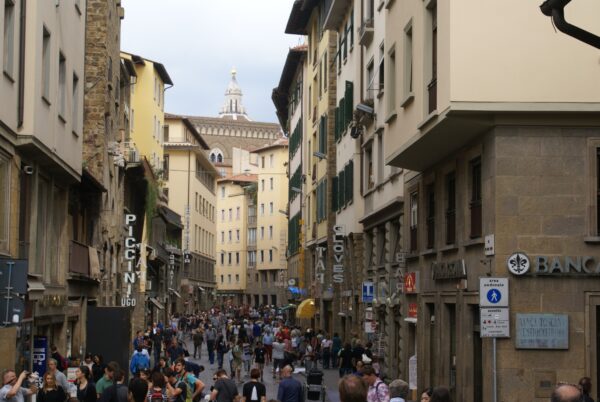 Via Por Santa Maria met toeristen en zicht op de Duomo.