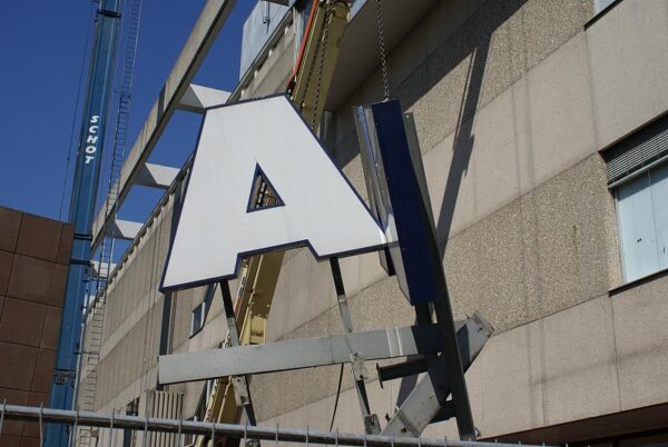 V&D gevelbelettering in Amstelveen wordt verwijderd.