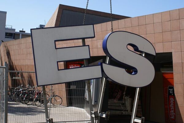 V&D gevelbelettering in Amstelveen wordt verwijderd.