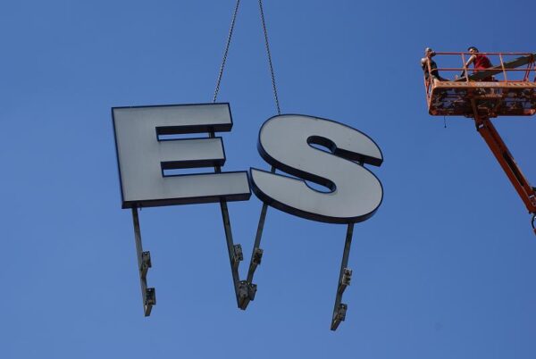 V&D gevelbelettering in Amstelveen wordt verwijderd.