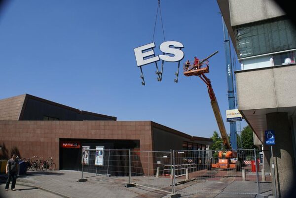 Gevelbelettering V&D Amstelveen wordt verwijderd.