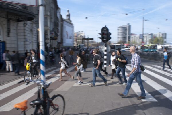 Voetgangers rennen overstoek Prins Hendrikkade.