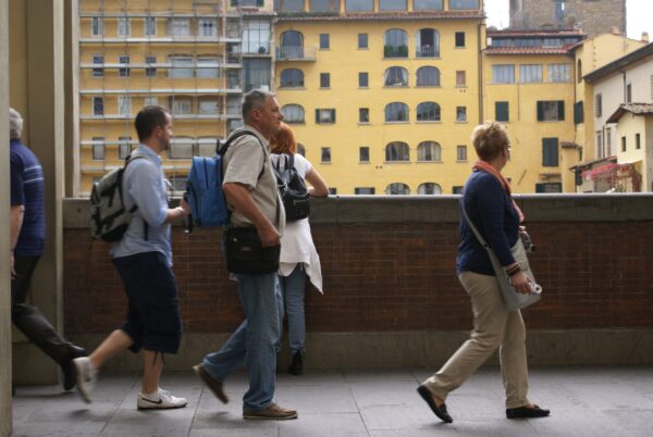 Voetgangers wandelen langs de Arno in Florence.