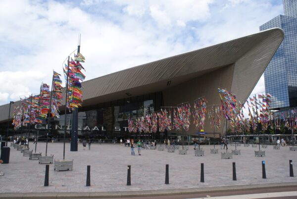 Voorgevel NS Rotterdam Centraal met historische klok en letters.