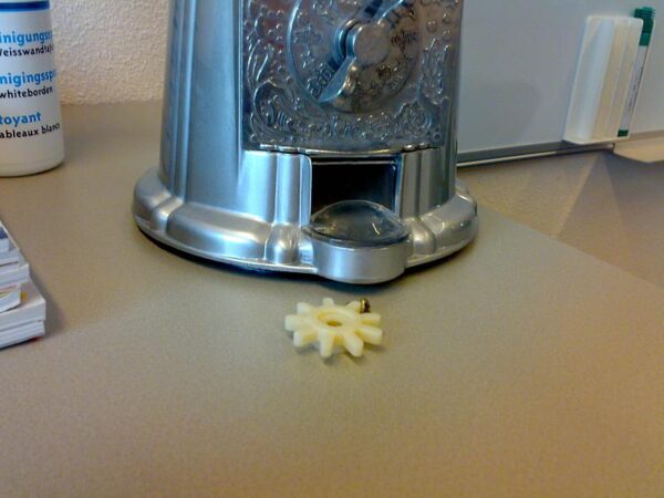 Kauwgumapparaat spuugt vreemd snoep.