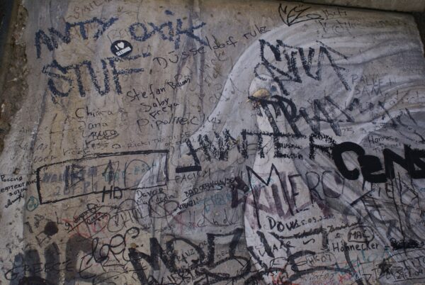 Muur Checkpoint Charlie met vrijheidsduif.