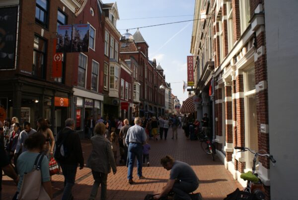 Winkelaars in de Vrouwensteeg, Leiden.