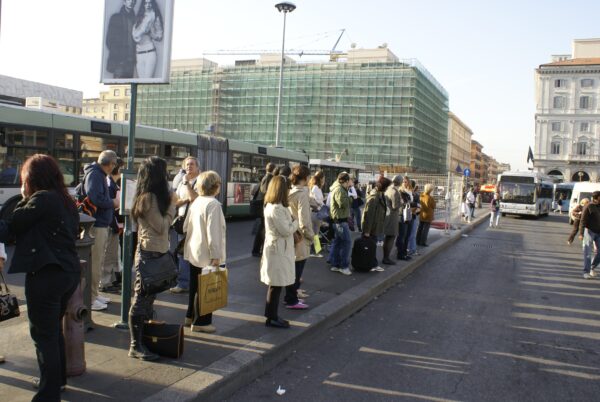 Wachten op bus in Rome.