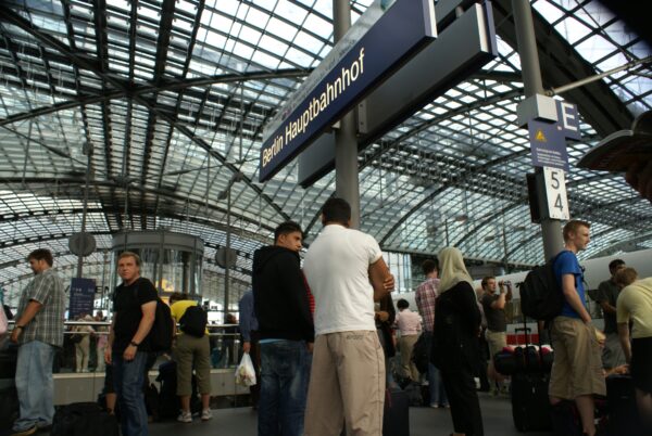 Berlijns Hauptbahnhof, modern station.</h1/>