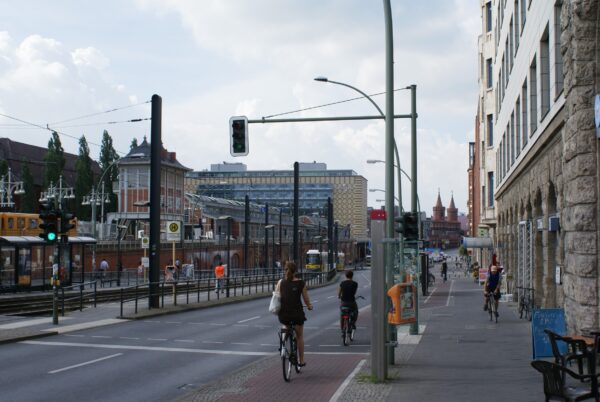 Warschauer Stra&szlig;e, levendige straat in Berlijn.