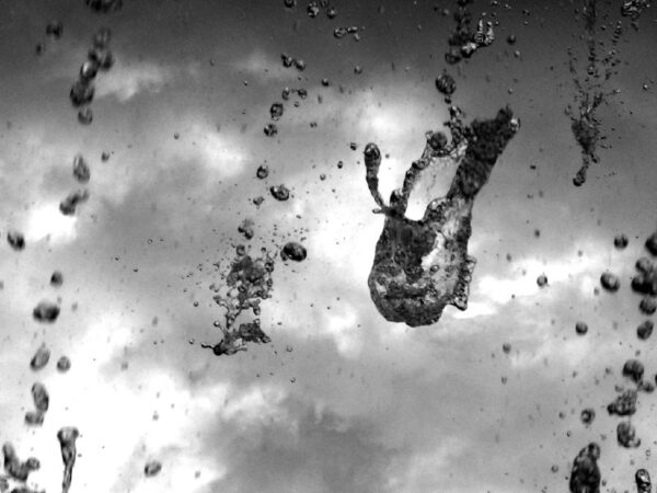 Zwarte waterdruppel fontein, 180 graden gedraaid.