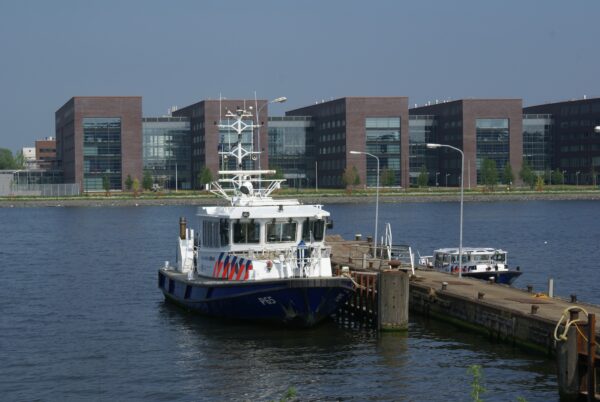 Waterpolitieboot voor Shell-hoofdkantoor.