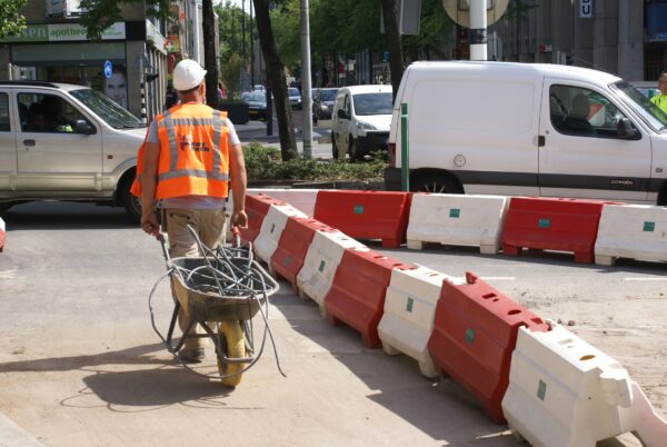 Wegwerker met kruiwagen kabels, Westblaak Rotterdam.
