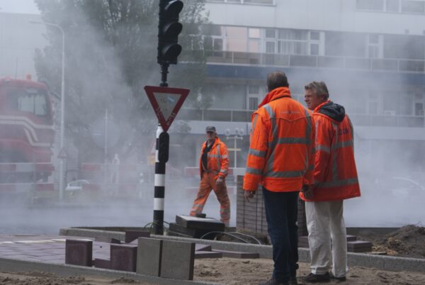 Wegwerkzaamheden Amstelveen: nieuw asfalt in mist.