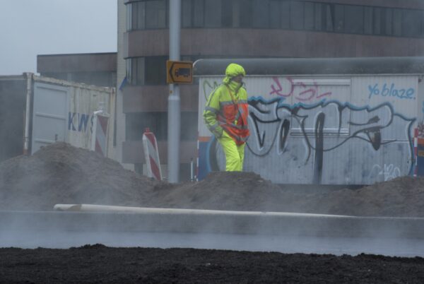 Wegwerkzaamheden Amstelveen: nieuw asfalt in mist.