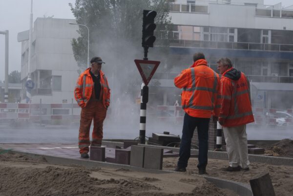 Wegwerkzaamheden Amstelveen: dampende mist op nieuw asfalt.