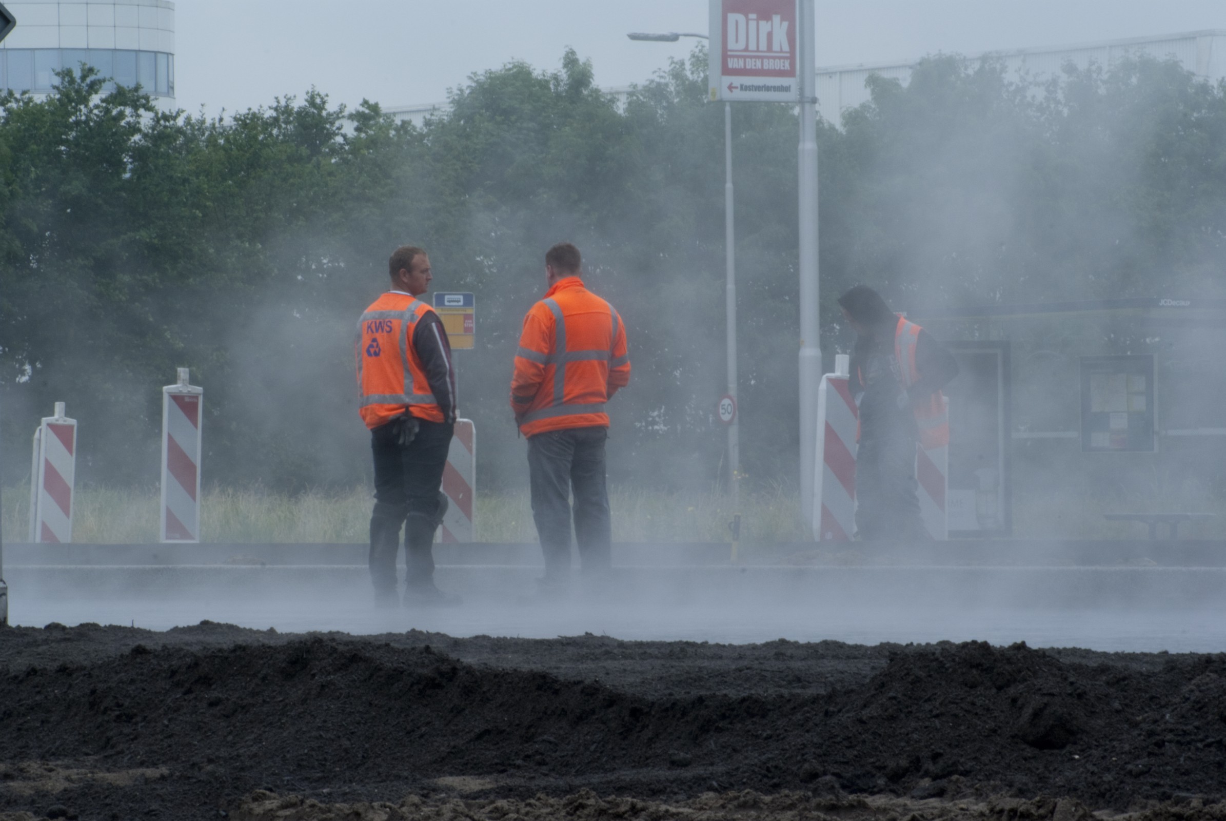 Wegwerkzaamheden Amstelveen: nat asfalt, mist.