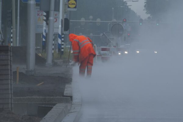 Wegwerkzaamheden Amstelveen: mist over nieuw asfalt.