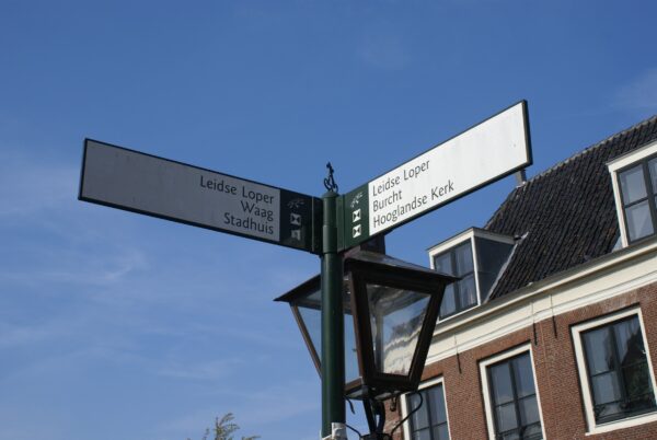 Wegwijzer Leidse Loper, toeristische route Leiden.