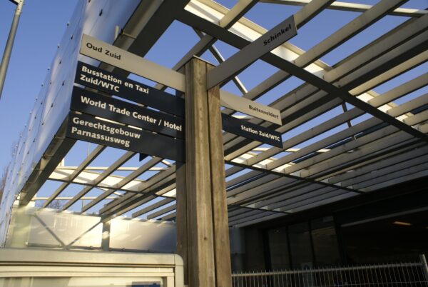 Wegwijzer Zuidplein bij Station Zuid, Amsterdam.